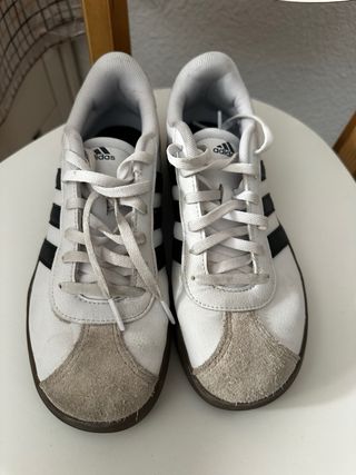 Zapatillas Adidas - Blancas y Negras