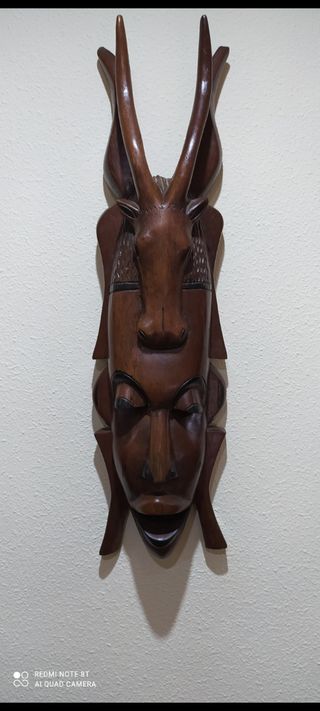Máscara africana tallada a mano