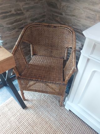 Silla mimbre marrón