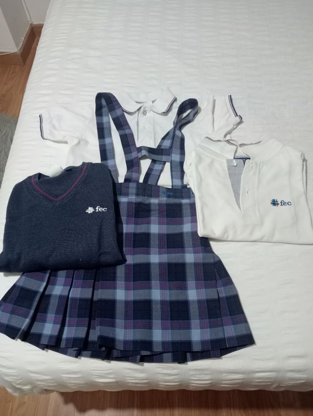 Uniforme escolar Carmelitas: falda, jersey, polos