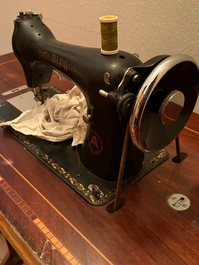 Máquina coser Alfa antigua