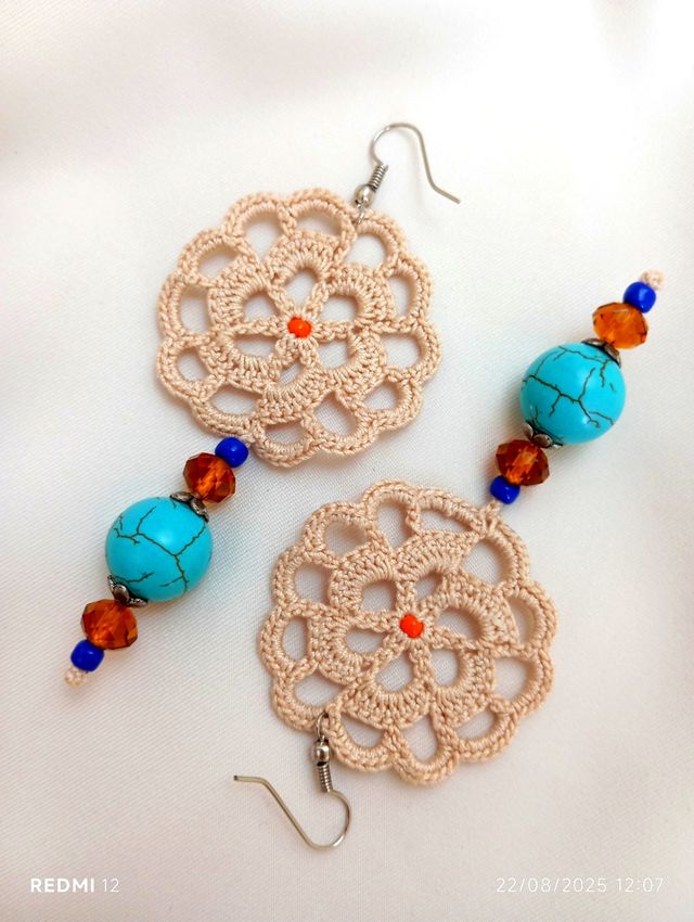 Raffinati orecchini uncinetto beige & turchese