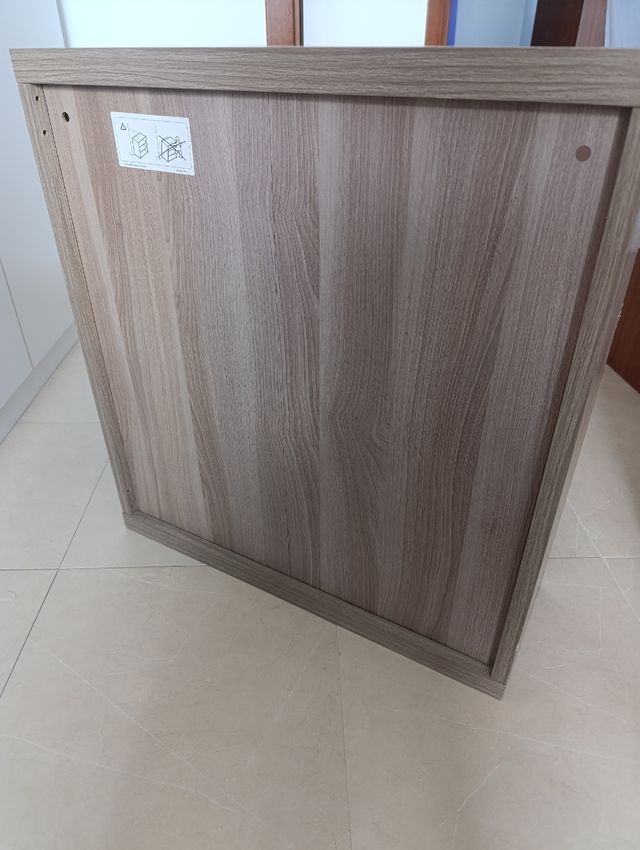 Estantería de madera marrón