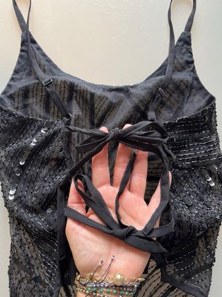 Top nero con paillettes