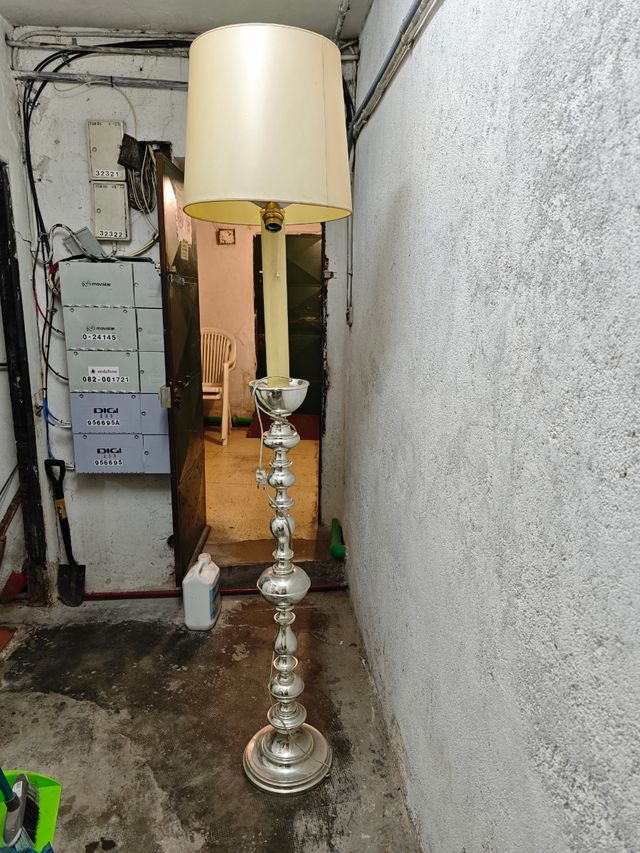 Lampara pie vintage metal plata