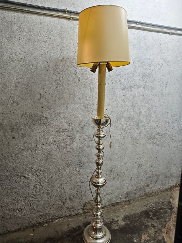 Lampara pie vintage metal plata