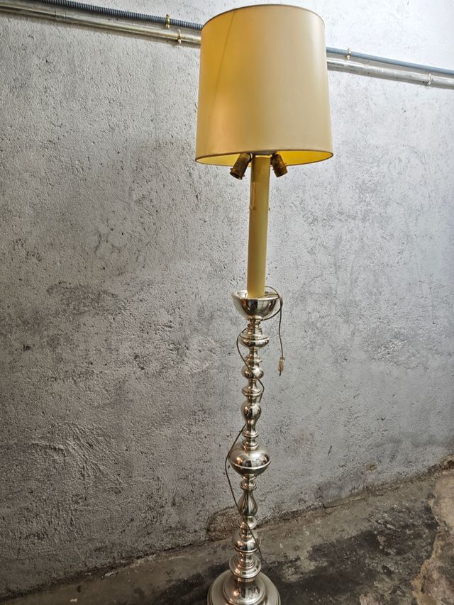 Lampara pie vintage metal plata