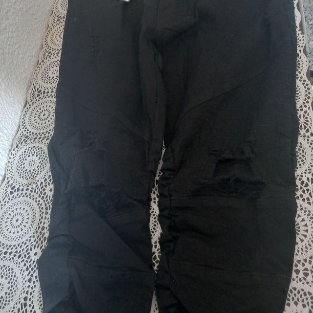 Pantalones negros rotos talla S nuevos a estrenar.