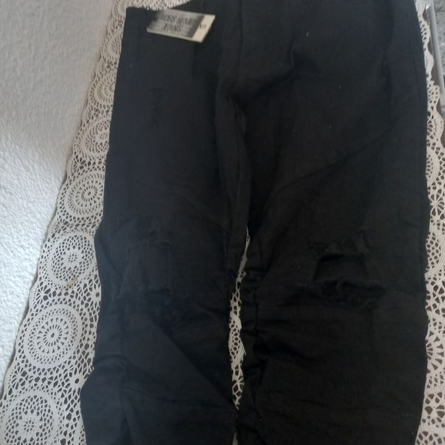 Pantalones negros rotos talla S nuevos a estrenar.