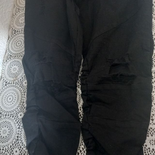 Pantalones negros rotos talla S nuevos a estrenar.