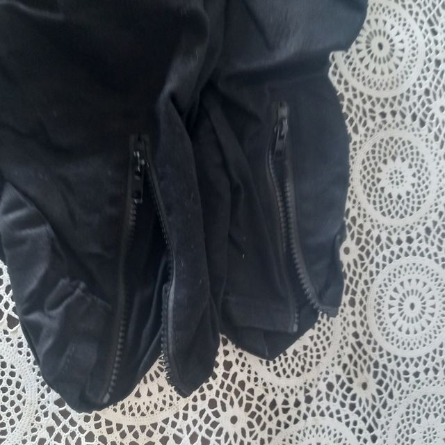 Pantalones negros rotos talla S nuevos a estrenar.