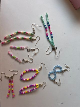 Pendientes multicolor abalorios