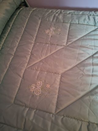 Edredón satén verde - acolchado.Cama de 0,90.