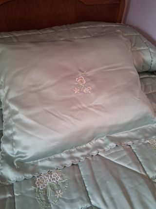 Edredón satén verde - acolchado.Cama de 0,90.