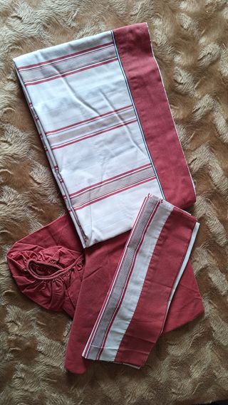 Juego de sábanas rojas y blancas