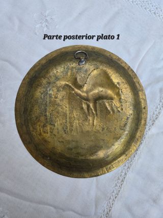 2 Platos antiguos de latón repujados a mano. 