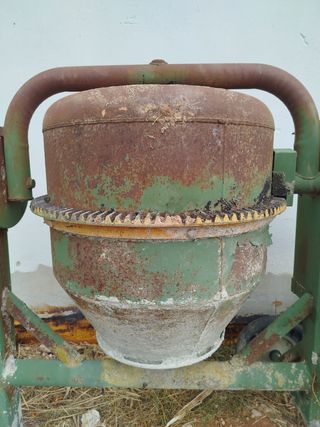 Se alquila hormigonera grande