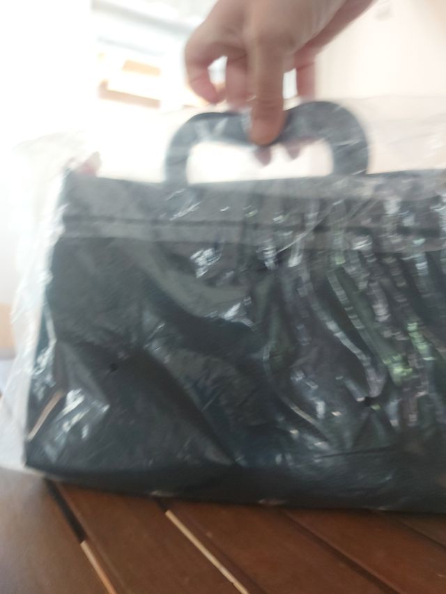 Borsa nera con manici a forma di cuore