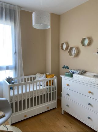 Cuna Ikea Stuva y colchon Jattettrot y ropa de cam