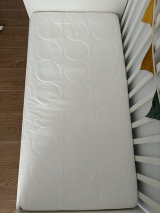 Cuna Ikea Stuva y colchon Jattettrot y ropa de cam