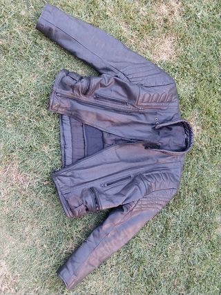 Cazadora cuero negra moto
Talla L