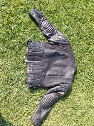 Cazadora cuero negra moto
Talla L