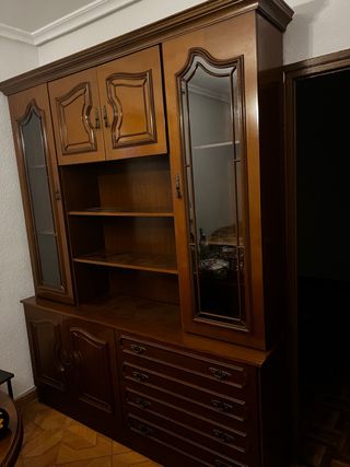 Librería de madera marrón con cristalera