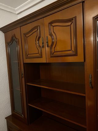 Librería de madera marrón con cristalera