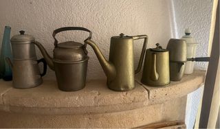 Collezione: 5 caffettiere/teiere in ottone antico