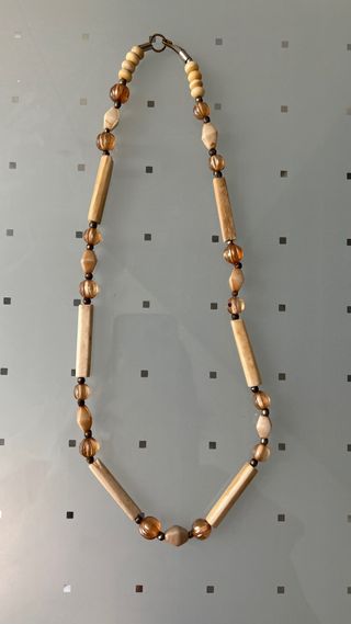 COLLAR PIEDRAS NATURALES BEIGE Y TOQUE DE COLOR