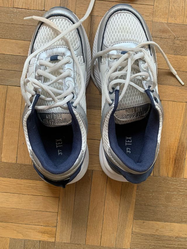 Zapatillas deportivas blancas y plateadas 37