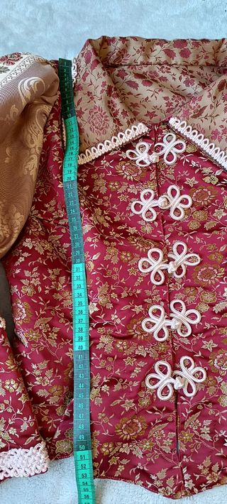 Traje medieval rojo y dorado
