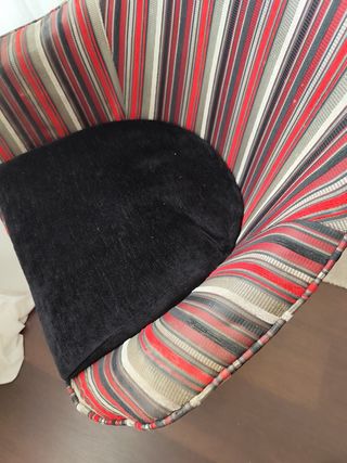 Silla vintage roja y negra. Hay 2 unidades