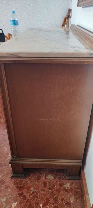 Cómoda antigua de madera y mármol