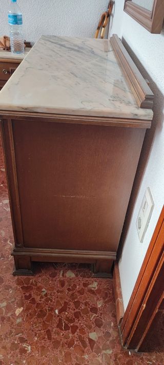 Cómoda antigua de madera y mármol