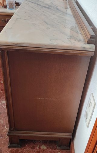 Cómoda antigua de madera y mármol