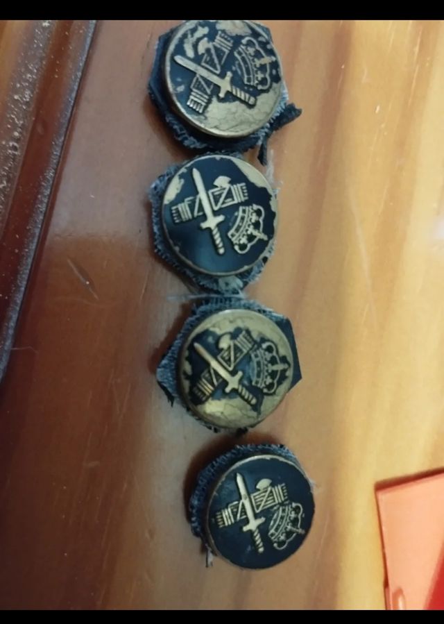 4 Botones antiguos militares