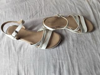 Sandalias Graceland blancas y plateadas