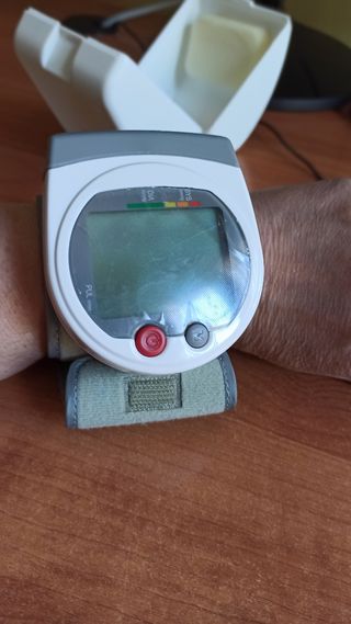 Tensiómetro digital de muñeca