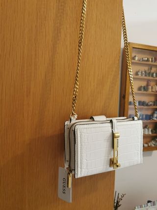 Bolso Guess blanco cadena dorada