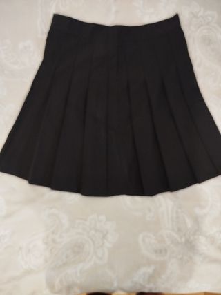 Falda negra plisada