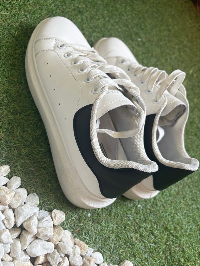 Zapatillas deportivas blancas y negras