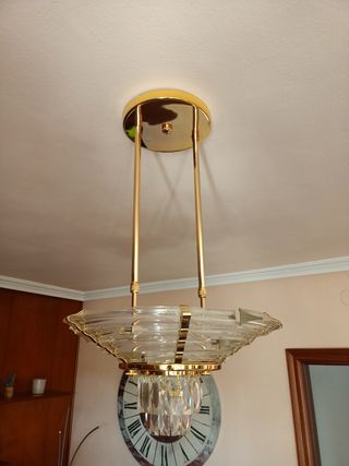 Lámpara colgante dorada con cristal