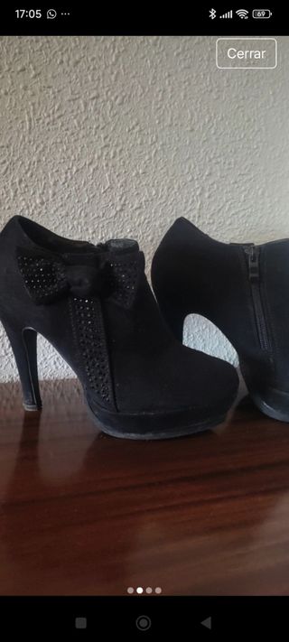 Botines negros ante tacón alto