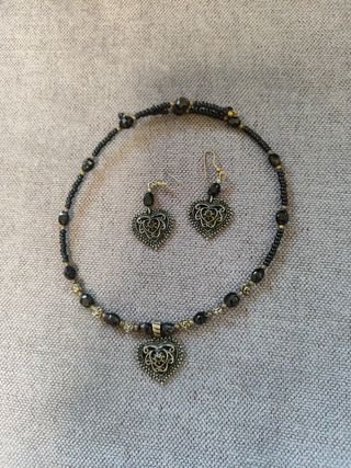 Gargantilla y pendientes negros