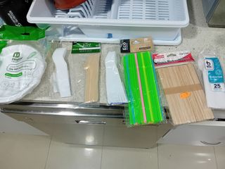 Utensilios de cocina: platos, cubiertos, vasos