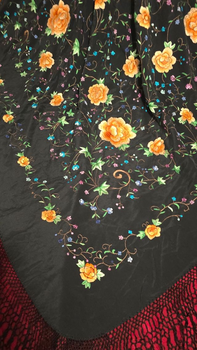 Manton Manila bordado flores color salmon y hiedra