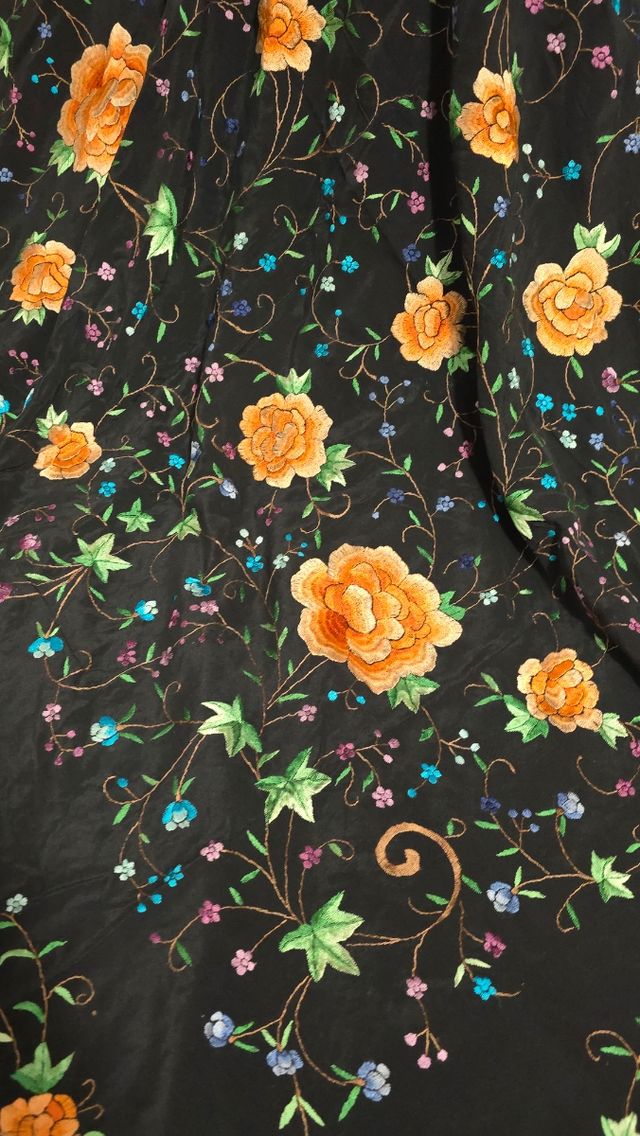 Manton Manila bordado flores color salmon y hiedra
