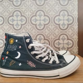 Converse negras bordadas