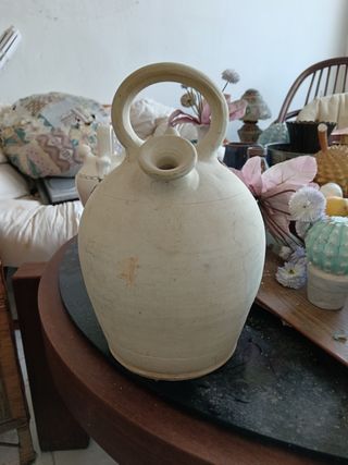 Botijo antiguo de barro en blanco grande 10€
